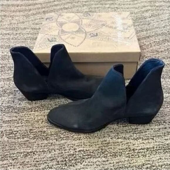 Free People Charm Double V Ankle Boots Black Suede Ankle Boots US 9.5 - Picture 10 of 10